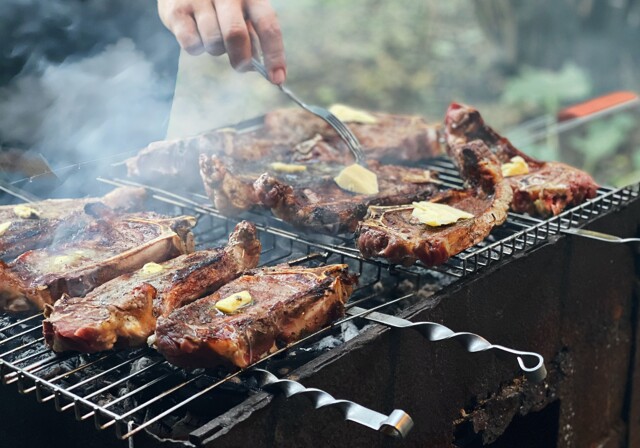 Mehrere Fleischportionen werden auf dem Grill gegrillt
